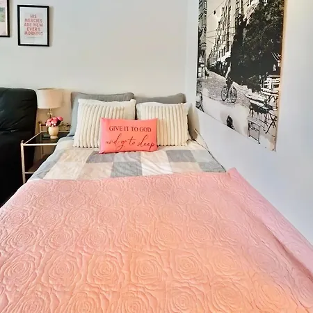 Lägenhet Chic Pink Modern W Relaxing Bathtub Helsingfors