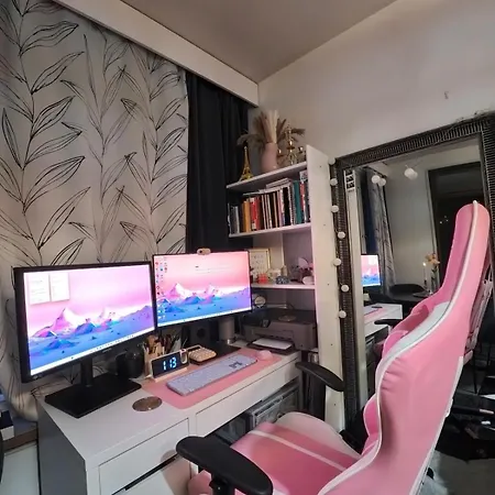 Chic Pink Modern W Relaxing Bathtub Appartement