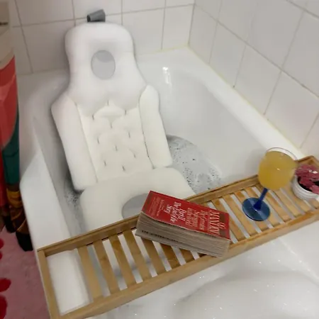 Appartement Chic Pink Modern W Relaxing Bathtub Helsinki