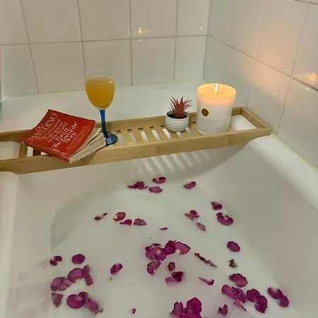 Chic Pink Modern W Relaxing Bathtub